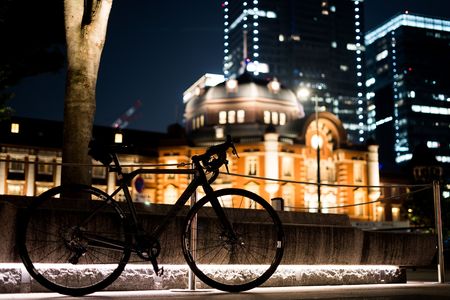 夜景とロードバイクのシルエット
