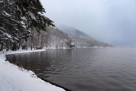 雪の湖畔