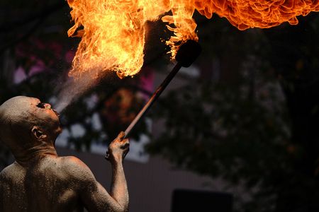 炎の金粉ショー