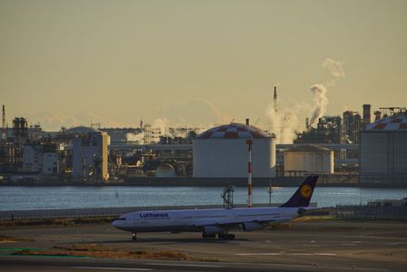 川崎の工業施設と飛行機