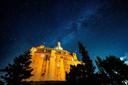 夏の夜空と古城