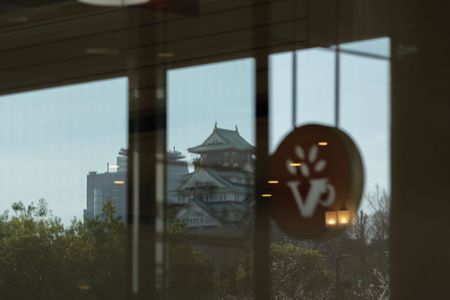 ガラスに映える大阪城