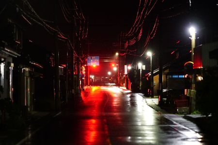 深夜の雨に濡れたストリート（赤と青）