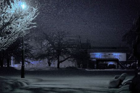 夜の公園：冬の外灯とベンチ