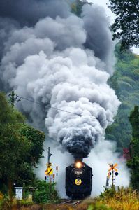 電線を越える爆煙