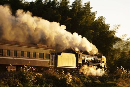 夕日を受けて汽車はゆく