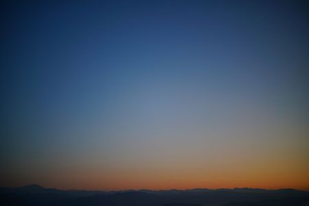 夜明け前の御嶽山と中央アルプス