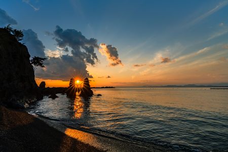 暮れゆく海と夫婦岩と