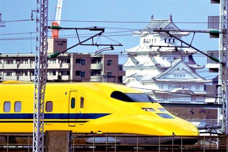 姫路城と黄色い新幹線