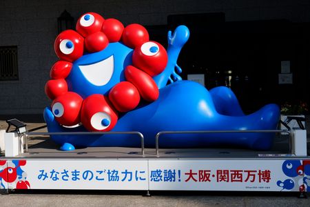 大阪市役所前にたたずむミャクミャク