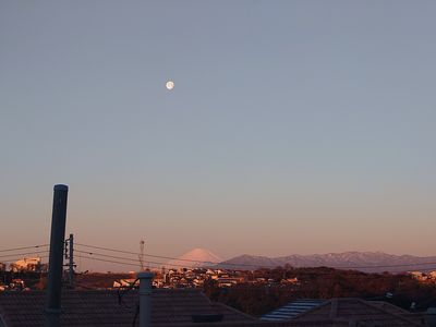朝焼けの富士と月