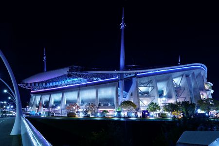 豊田スタジアムと紅葉