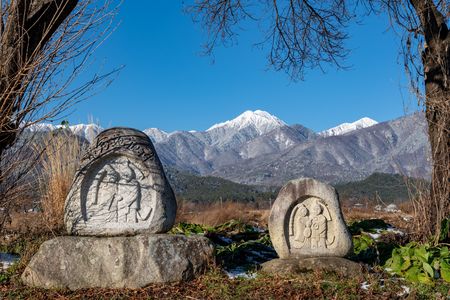 朝日がまぶし気な道祖神