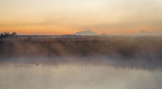 朝霧に霞む筑波