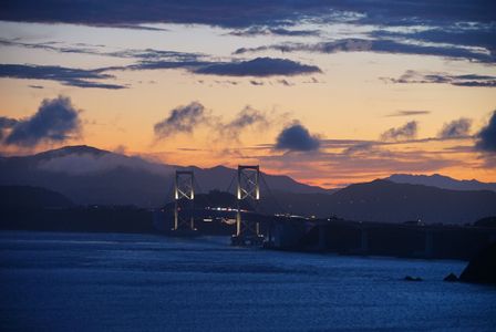 夕暮れの鳴門海峡大橋