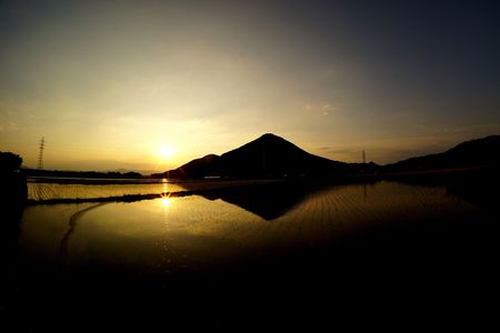 「魚眼の夕陽と近江富士の映り込み」