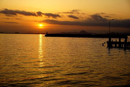 「びわ湖大津港の朝陽の道」