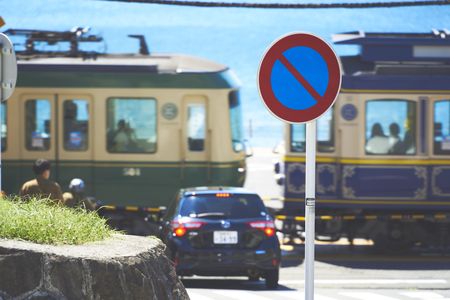 江ノ電と車と標識