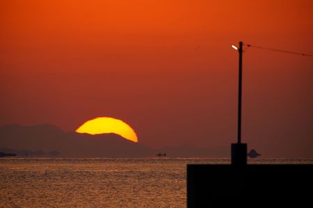 島影に沈む