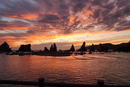 橋杭岩の朝日