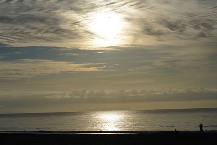 海辺で見る朝日