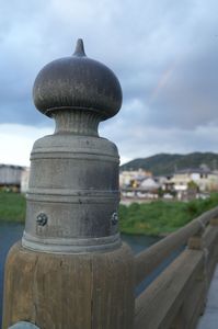 京都宇治橋からの虹と夕焼けを下手なりに撮影しました。