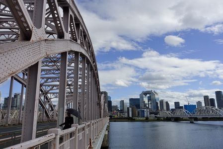 橋の向こうはビル群