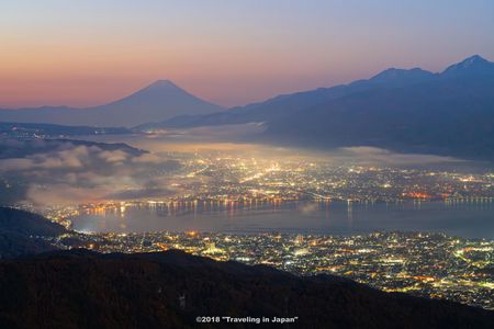 眼下の街明かりと遠くの富士