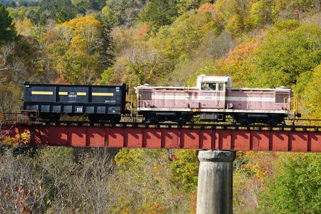 紅葉の旧三井芦別鉄道炭山川橋梁