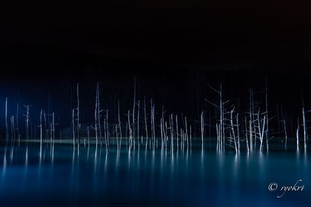 冬を待つ青い池のライトアップ