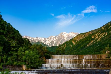 源太郎砂防ダムと五竜岳