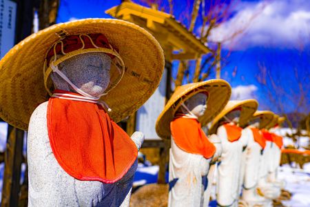 ただただお地蔵様の笠が悲しみの雨や雪を払ってくれる様、願います・・・