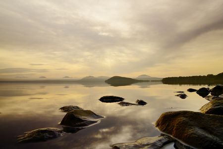 水面に溶ける空