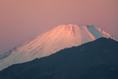 一足早く初日の出を浴びる富士山