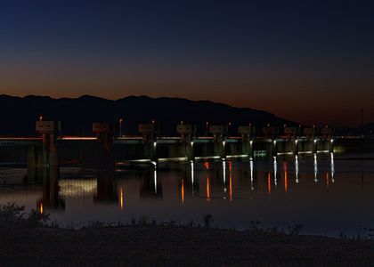 『暮れ六つの木曽川大堰』