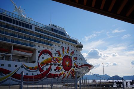 広島港のクルーズターミナルに太陽が