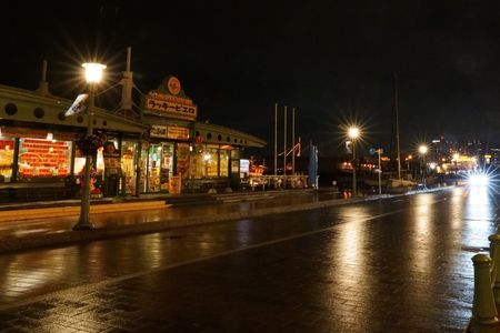 夜の港町に降る冷たい雨