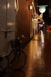 雨の中、主人を待つ濡れっぱなしの自転車