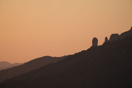 夕日に染まる不動岩