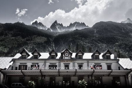 山の威容、駅の静謐