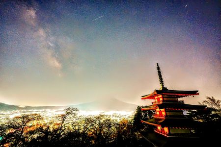 天の川と富士山と五重の塔