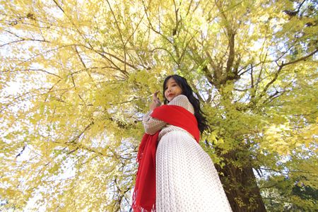 銀杏の大木の下で