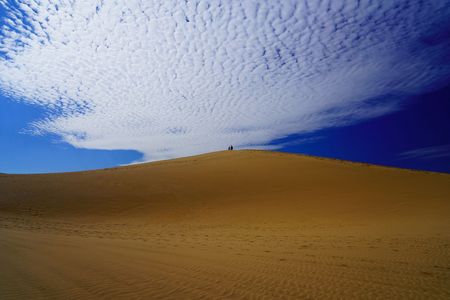 空と雲と砂丘と