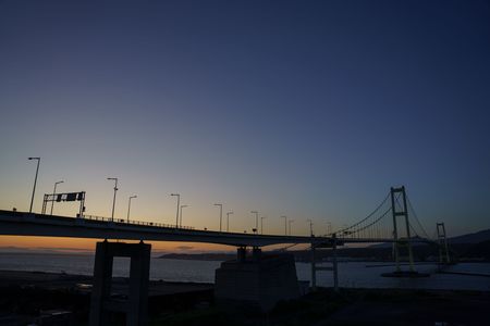 夕焼け空と吊り橋と