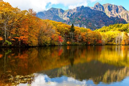 錦秋に染まる鏡池