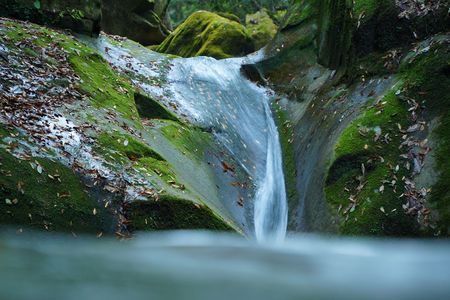 落ち葉のあるパワースポット　龍鎮の滝