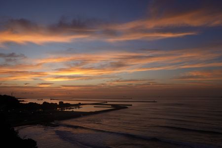 港の夜明け