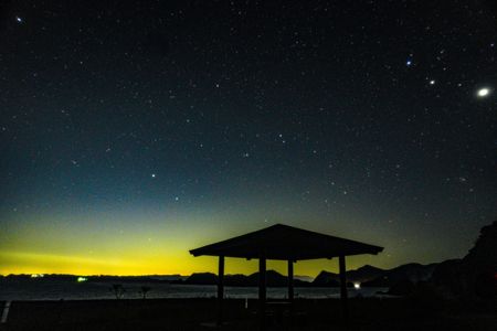 星影と遠くの街明かり