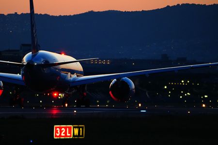 夕焼けに輝く機体