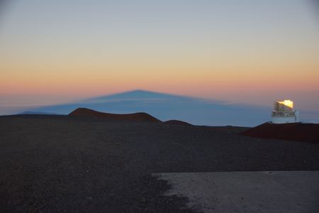 スバル望遠鏡と影マウナケア